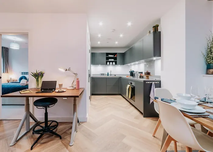Stylish Grade II Listed City Pad, City Centre, Fast Wifi, Contractors, Families
